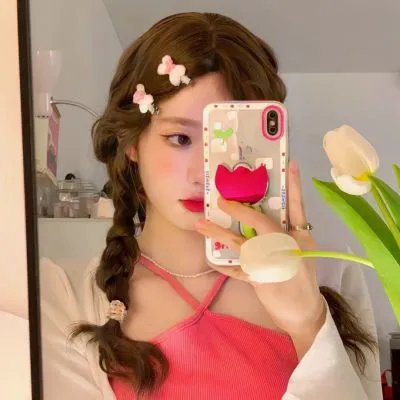 坐在酒吧里吃蛋糕